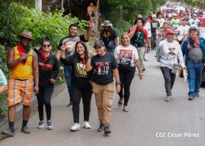Militantes sandinistas participan en caminata en honor al Repliegue Táctico a Masaya