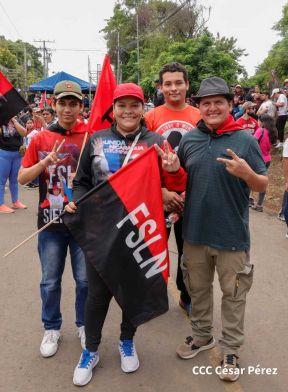 Militantes sandinistas participan en caminata en honor al Repliegue Táctico a Masaya