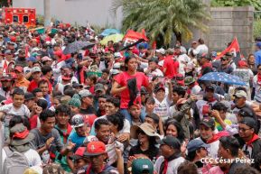 Militantes sandinistas participan en caminata en honor al Repliegue Táctico a Masaya