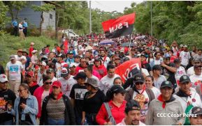 Militantes sandinistas participan en caminata en honor al Repliegue Táctico a Masaya