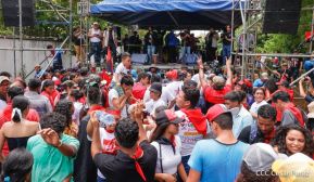 Militantes sandinistas participan en caminata en honor al Repliegue Táctico a Masaya