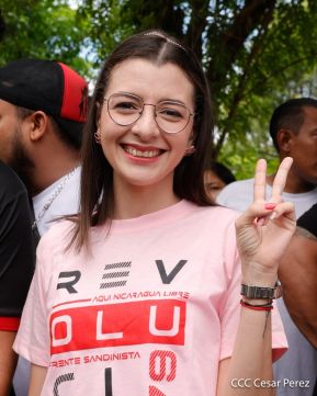 Militantes sandinistas participan en caminata en honor al Repliegue Táctico a Masaya