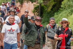 Militantes sandinistas participan en caminata en honor al Repliegue Táctico a Masaya
