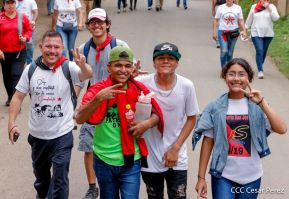 Militantes sandinistas participan en caminata en honor al Repliegue Táctico a Masaya