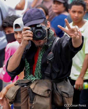 Militantes sandinistas participan en caminata en honor al Repliegue Táctico a Masaya
