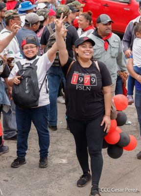 Militantes sandinistas participan en caminata en honor al Repliegue Táctico a Masaya