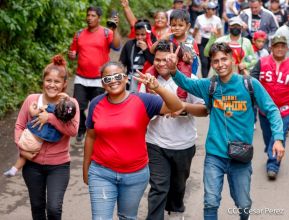 Militantes sandinistas participan en caminata en honor al Repliegue Táctico a Masaya