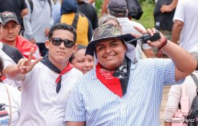 Militantes sandinistas participan en caminata en honor al Repliegue Táctico a Masaya