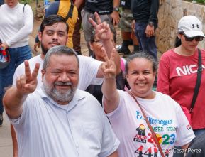 Militantes sandinistas participan en caminata en honor al Repliegue Táctico a Masaya