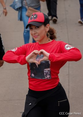 Militantes sandinistas participan en caminata en honor al Repliegue Táctico a Masaya