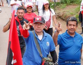 Militantes sandinistas participan en caminata en honor al Repliegue Táctico a Masaya