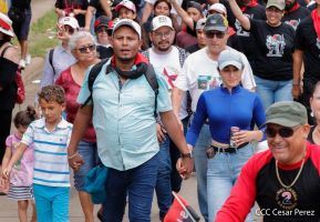 Militantes sandinistas participan en caminata en honor al Repliegue Táctico a Masaya