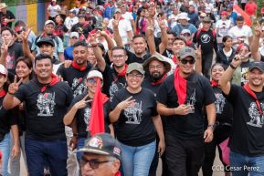 Militantes sandinistas participan en caminata en honor al Repliegue Táctico a Masaya