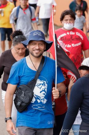 Militantes sandinistas participan en caminata en honor al Repliegue Táctico a Masaya