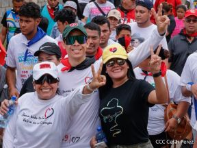 Militantes sandinistas participan en caminata en honor al Repliegue Táctico a Masaya