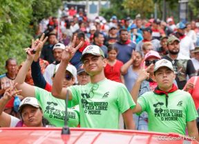 Militantes sandinistas participan en caminata en honor al Repliegue Táctico a Masaya