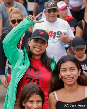 Militantes sandinistas participan en caminata en honor al Repliegue Táctico a Masaya