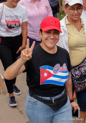 Militantes sandinistas participan en caminata en honor al Repliegue Táctico a Masaya