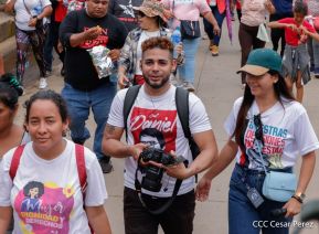 Militantes sandinistas participan en caminata en honor al Repliegue Táctico a Masaya