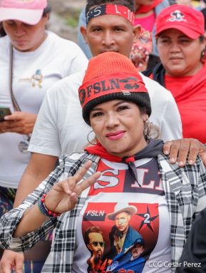 Militantes sandinistas participan en caminata en honor al Repliegue Táctico a Masaya