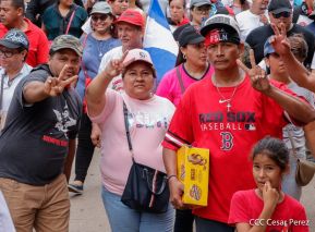 Militantes sandinistas participan en caminata en honor al Repliegue Táctico a Masaya