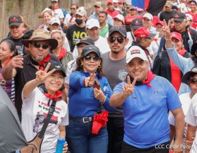Militantes sandinistas participan en caminata en honor al Repliegue Táctico a Masaya