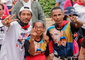 Militantes sandinistas participan en caminata en honor al Repliegue Táctico a Masaya