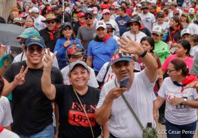 Militantes sandinistas participan en caminata en honor al Repliegue Táctico a Masaya