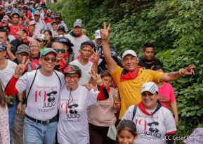 Militantes sandinistas participan en caminata en honor al Repliegue Táctico a Masaya