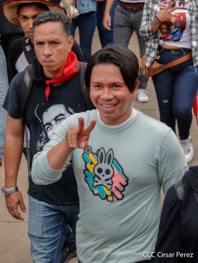 Militantes sandinistas participan en caminata en honor al Repliegue Táctico a Masaya