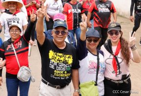 Militantes sandinistas participan en caminata en honor al Repliegue Táctico a Masaya