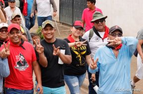 Militantes sandinistas participan en caminata en honor al Repliegue Táctico a Masaya