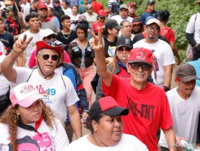 Militantes sandinistas participan en caminata en honor al Repliegue Táctico a Masaya