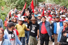 Militantes sandinistas participan en caminata en honor al Repliegue Táctico a Masaya