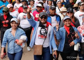 Militantes sandinistas participan en caminata en honor al Repliegue Táctico a Masaya