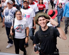 Militantes sandinistas participan en caminata en honor al Repliegue Táctico a Masaya