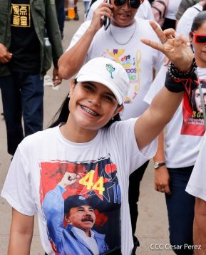 Militantes sandinistas participan en caminata en honor al Repliegue Táctico a Masaya