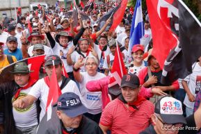 Militantes sandinistas participan en caminata en honor al Repliegue Táctico a Masaya