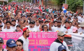 Militantes sandinistas participan en caminata en honor al Repliegue Táctico a Masaya