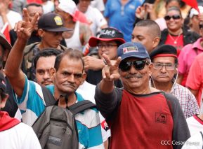 Militantes sandinistas participan en caminata en honor al Repliegue Táctico a Masaya