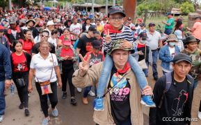 Militantes sandinistas participan en caminata en honor al Repliegue Táctico a Masaya