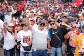 Militantes sandinistas participan en caminata en honor al Repliegue Táctico a Masaya