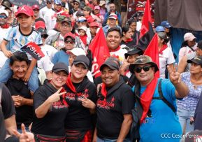 Militantes sandinistas participan en caminata en honor al Repliegue Táctico a Masaya