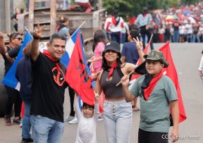 Militantes sandinistas participan en caminata en honor al Repliegue Táctico a Masaya