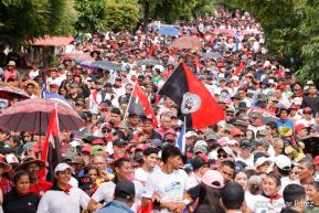 Militantes sandinistas participan en caminata en honor al Repliegue Táctico a Masaya