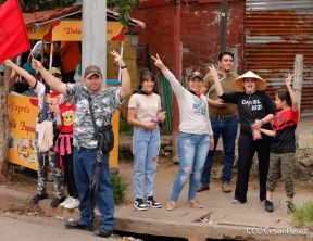 Militantes sandinistas participan en caminata en honor al Repliegue Táctico a Masaya