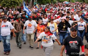 Militantes sandinistas participan en caminata en honor al Repliegue Táctico a Masaya