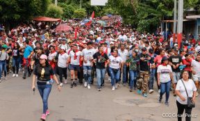 Militantes sandinistas participan en caminata en honor al Repliegue Táctico a Masaya