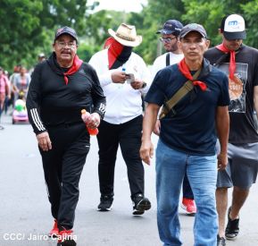 Miles de sandinistas caminan en saludo al 44/19 en Julio Victorioso