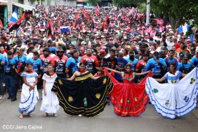 Miles de sandinistas caminan en saludo al 44/19 en Julio Victorioso